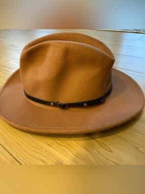 Wide Brim Felt Fedora Hat in Camel with Black Band